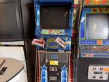 trois consoles de jeux vidéo placées les unes à côté des autres dans une pièce