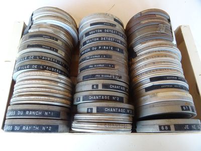 une boîte remplie de vieilles bobines de film posée sur une table