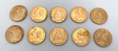 un groupe de six pièces d'or posées sur une surface blanche