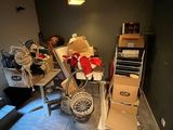 une pièce avec beaucoup de cartons et des cartons sur le sol