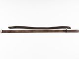 une ceinture en cuir marron avec une boucle en métal sur fond blanc