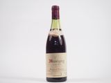 une bouteille de vin posée sur une table blanche