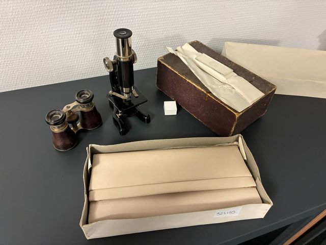 Microscope miniature, paire de jumelles de théâtre et sac de soir...