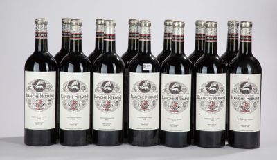 six bouteilles de vin rouge alignées