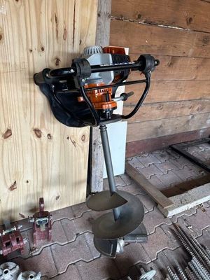 une image représentant une petite machine au milieu d'une pièce