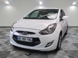 la photo d'une voiture blanche garée dans un garage