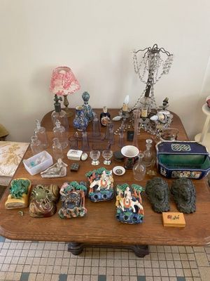 une table en bois sur laquelle sont posés de nombreux objets