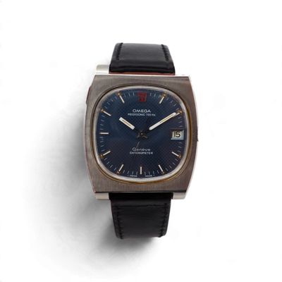 gros plan d'une montre sur une surface blanche