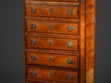 une commode ancienne avec un plateau en marbre