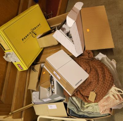 une boîte remplie d'objets posés sur le sol