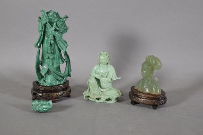 trois figurines assises l'une à côté de l'autre