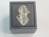 bague en argent sertie d'un quartz transparent, présentée dans un écrin posé sur un fond blanc