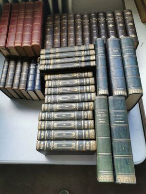 un grand nombre de livres empilés les uns sur les autres
