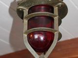 une lampe rouge suspendue au plafond d'un restaurant