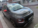 une petite voiture garée au bord de la rue