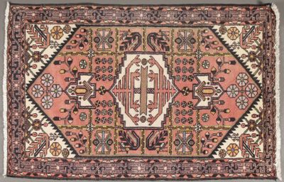 un vieux tapis avec un motif au milieu