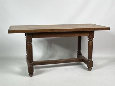 une table en bois posée sur une surface blanche