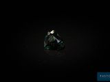 gros plan d'un diamant vert sur une surface noire