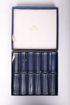 une boîte bleue ouverte contenant un service de six verres et une boîte avec un couvercle blanc