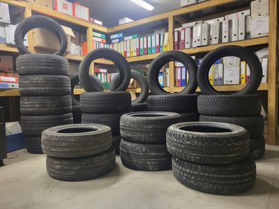 plusieurs pneus empilés les uns sur les autres dans une pièce