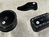 une boîte noire sur laquelle figure une horloge, ainsi que deux autres objets posés sur une table
