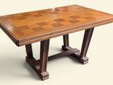 une table en bois sur laquelle est posé un échiquier