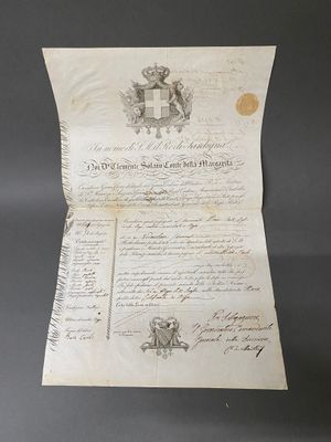 un vieux document sur lequel figure une croix, posé sur une table