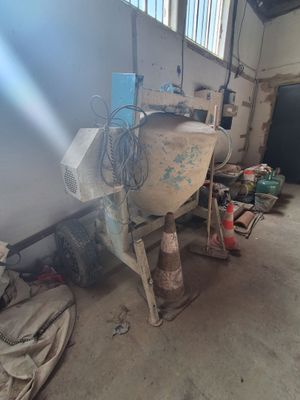 une bétonnière posée au milieu d'une pièce