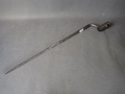 un long couteau posé sur une table