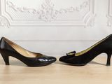 une paire de chaussures noires à talons hauts posée sur une table en bois
