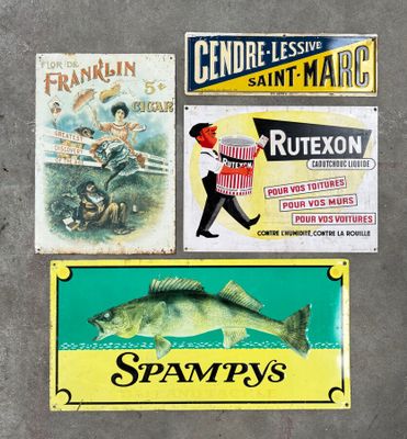 Trois affiches sont accrochées au mur d'un magasin.