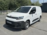 Une camionnette Citroën garée sur un parking, avec des arbres en arrière-plan