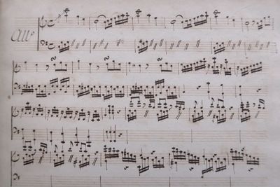 un vieux manuscrit comportant des notes de musique et une croix au milieu