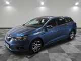 une voiture bleue garée dans un garage au sol en damier