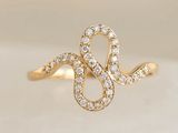Gros plan sur une bague en or ornée de diamants