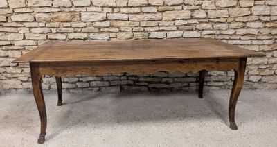 IMPORTANTE TABLE de salle-à-manger en chêne mouluré reposant sur quatr