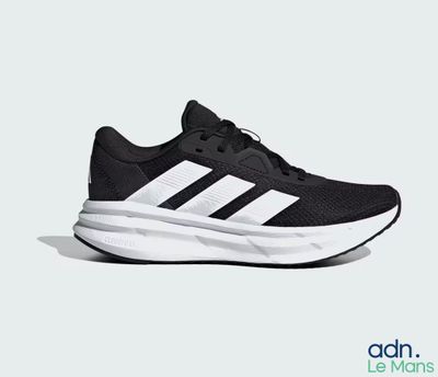 une chaussure de course noire et blanche sur fond blanc