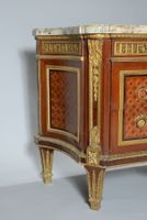 Importante commode à côtés cintrés en placage d'acajou à déc… (photo 4)