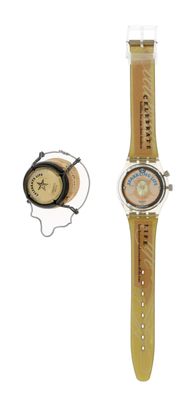 une photo d'une montre-bracelet et d'une montre sur fond blanc