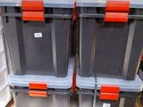 deux bacs de rangement en plastique posés l'un à côté de l'autre sur le sol