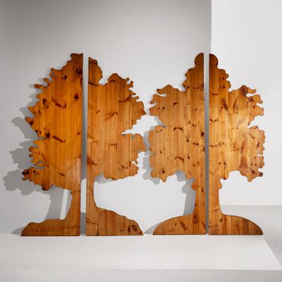 trois morceaux de bois découpés en forme d'arbre