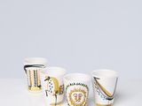 trois tasses aux motifs différents posées sur une table