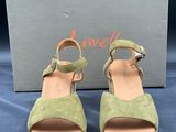 une paire de sandales pour femme en daim vert, à bout ouvert