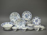 service de table en porcelaine bleue et blanche, orné de fleurs bleues sur fond gris