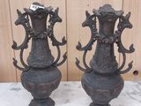deux vases posés sur une table