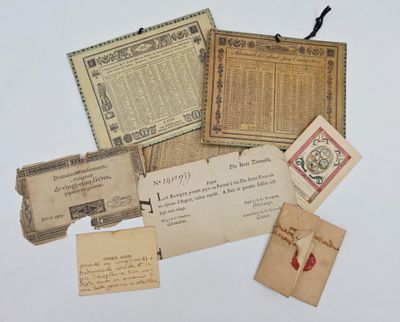 quelques vieux papiers sont empilés les uns sur les autres sur une table