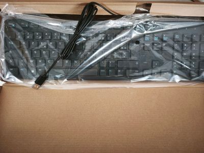 une boîte contenant un clavier, emballée dans du plastique