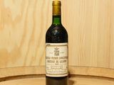 une bouteille de vin posée sur un tonneau