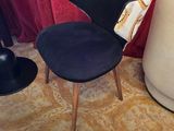 deux chaises et une table dans une pièce