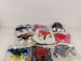 un tas de jouets en plastique posé sur une table blanche